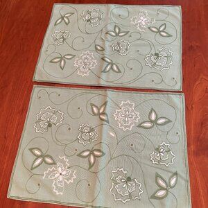 William Sonoma New Cotton Embriored Placements 14" x 20" each
